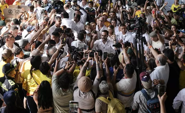 祖國捍衛者運動總統候選人阿貝拉多·德拉埃斯普列拉周日（2026年5月31日）在哥倫比亞巴蘭基亞，投票後發言。(美聯社圖片/Ivan Valencia) AP圖片
