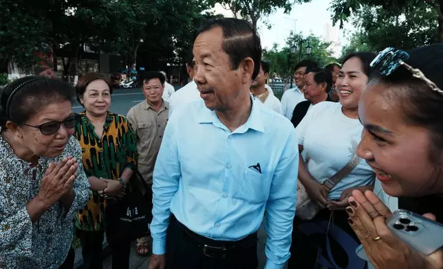 支持者迎接柬埔寨知名反對派政治人物榮春（中），他周一，2026年6月15日，在柬埔寨金邊抵達最高法院聆訊時。(美聯社圖片/Heng Sinith) AP圖片