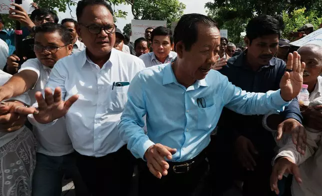 柬埔寨知名反對派政治人物榮春（右）周一，2026年6月15日，在柬埔寨金邊離開最高法院聆訊。(美聯社圖片/Heng Sinith) AP圖片