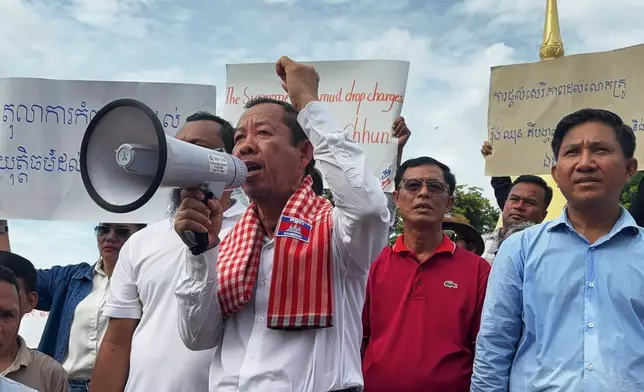 「國家力量黨」高級顧問兼知名反對派政治人物龍春，周五（二零二六年六月十九日）在金邊柬埔寨最高法院外向支持者發言。(美聯社圖片/Sopheng Cheang) AP圖片