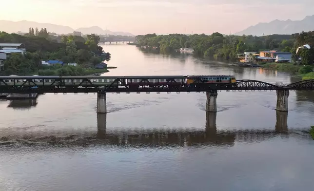 2026年5月31日周日，泰國北碧府，一列火車駛過桂河橋。桂河橋是二戰時期惡名昭彰的「死亡鐵路」最具標誌性的路段之一。(美聯社圖片/Anton L. Delgado) AP圖片
