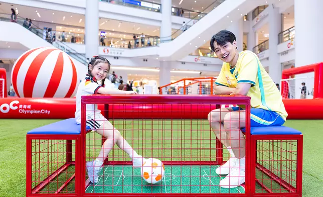 家長帶同子女參與親子足球挑戰