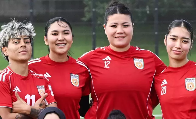 阿富汗女子足球隊球員法蒂瑪·優素菲（右二），2026年6月2日周二在新西蘭奧克蘭的訓練後與隊友合照。(Andrew Cornaga/Photosport 經美聯社) AP圖片
