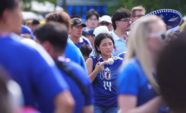 日本足球迷2026年6月24日周三在達拉斯市中心高溫下聚集。(美聯社圖片/LM Otero) AP圖片