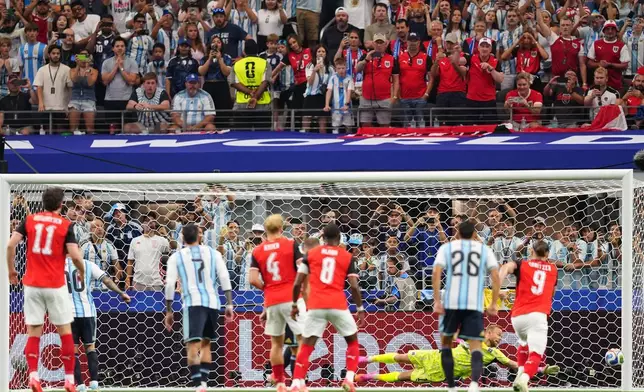 阿根廷球員美斯（Lionel Messi）（左後方）在2026年6月22日周一，於德州阿靈頓（達拉斯附近）舉行的世界盃J組阿根廷對奧地利足球賽事中，射失十二碼罰球。(美聯社圖片/Julio Cortez) AP圖片