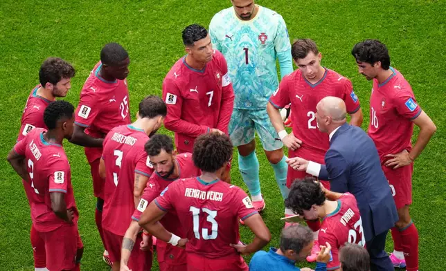 葡萄牙隊主教練馬天尼斯（Roberto Martinez）在2026年6月23日周二，於侯斯頓舉行的世界盃K組葡萄牙對烏茲別克足球賽事中，在補水暫停期間發言。(美聯社圖片/Karen Warren) AP圖片