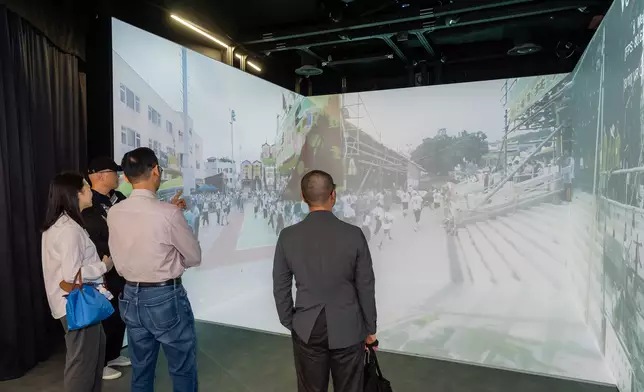 參與者在VR Cave沉浸式體驗太平清醮。圖片來源：香港樹仁大學