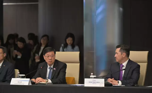 行政長官李家超今日（阿斯塔納時間六月一日）在哈薩克斯坦到訪阿斯塔納國際金融中心。政府新聞網圖片