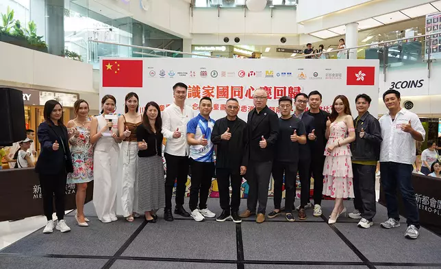 左起) 青衣(西南)分區委員會委員黎芷淇, 藝人練樂儀, 梁敏巧, 賴彥妤, 葵青區議員梁嘉銘, 亞洲教育科技文化協會聯席創會會長梁培毓, 香港警務處新界南總區指揮官張惠華助理處長, 香港美協主席林天行, 亞洲教育科技文化協會聯席創會會長鄺文匡, 泓艺九洲商務經理張立新, 葵青警區警民關係主任區智仁總督察, 明畫廊總監林沙洲, 藝人鄧伊婷, 莫家淦及翟威廉主持活動開幕禮。