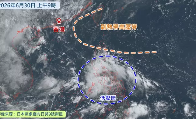 衛星雲圖顯示與低壓區相關的對流雲團正影響菲律賓附近。