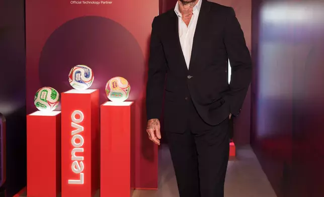 Lenovo全球合作夥伴碧咸身處「Lenovo體驗館」。香港是 FIFA 世界盃 2026™️ 主辦地區以外，全球首個展出 Lenovo AI 驅動球迷互動體驗的城市。