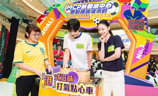 商戶「名苑酒家」推出足球限定點心套餐，並以傳統點心車送餐至直播現場。
