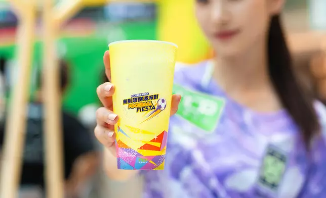 球迷可以換領多款睇波打氣精品，包括發光飲勝杯，增加現場節慶感。