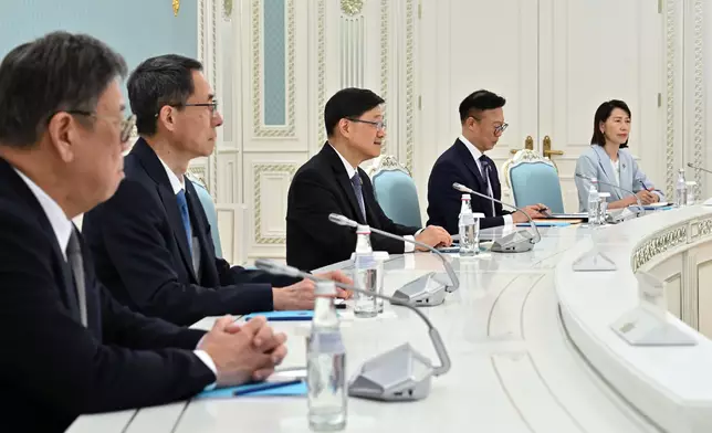李家超與哈薩克斯坦總統托卡耶夫會面。