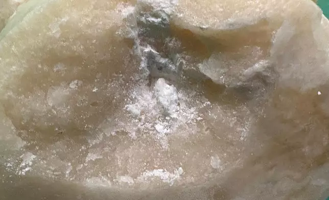 第一宗案件中藏於其中一尊雕像裏的懷疑可卡因。 政府新聞處圖片