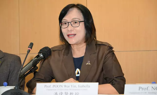 課程發展議會主席潘偉賢教授簡介《藍圖》的發展重點和推行策略。政府新聞處圖片