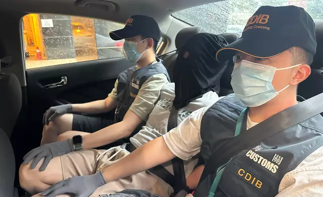 被捕男子（中）。 政府新聞處圖片