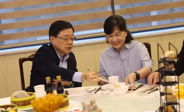 李家超（右）與長者互動交流。政府新聞處圖片