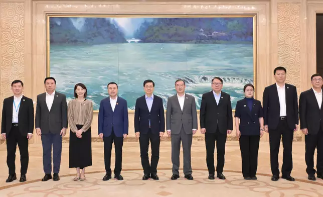 李家超與寧德市委書記張永寧會面。圖示（左三起）行政長官辦公室主任葉文娟、張永寧、李家超、福建省副省長趙增連、政務司司長陳國基和其他嘉賓在會面上合照。。政府新聞處圖片