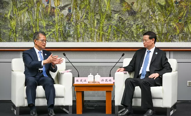 陳茂波（左）拜會遼寧省委書記許昆林（右）。政府新聞處圖片