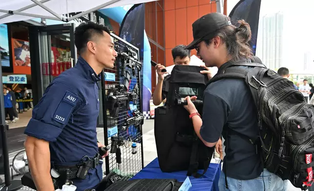 機場特警組人員向有志投考人士介紹其工作和裝備。政府新聞處圖片