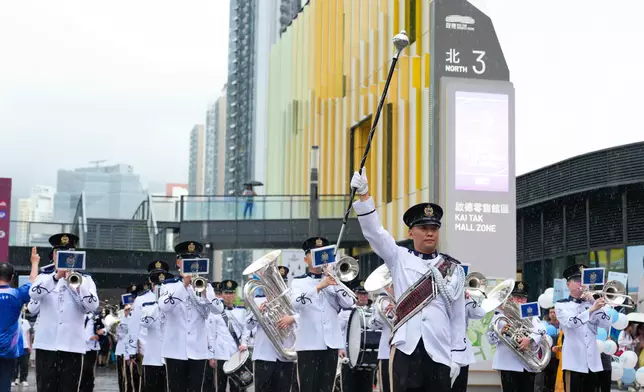 警察樂隊在啟德體育園進行歷來最長距離的戶外音樂巡遊。政府新聞處圖片