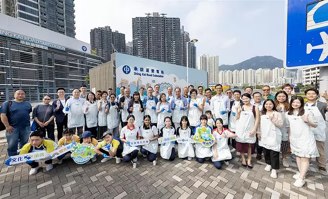 中電控股首席執行官蔣東強，文化體育及旅遊局局長羅淑佩、中華電力總裁羅嘉進、企業發展總裁莊偉茵，與一眾嘉賓、保良局學生和當區居民一同美化承啟道變電站。