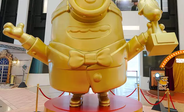 時代廣場2樓中庭設有3.8米高巨型迷你兵金色雕像，慶祝電影片場慶典