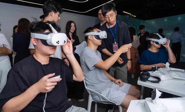 參與者戴上VR眼鏡，體驗太平清醮MR平台。圖片來源：香港樹仁大學