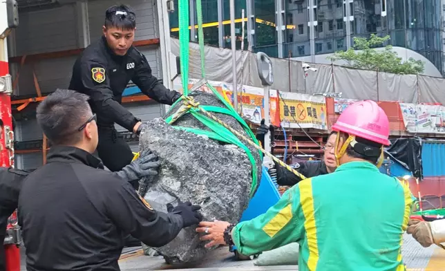 警方初步評估有理由相信疑似炸彈並非爆炸物品，而是巨石。