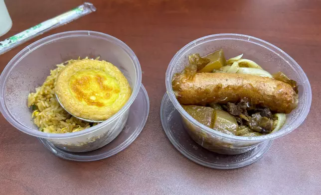軍營為適應香港市民的口味，製作了菠蘿炒飯、蛋撻、烤腸等
