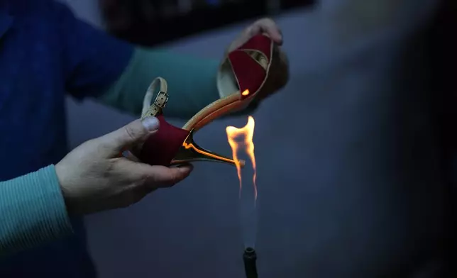 一名員工在伊斯坦堡內吉米·烏斯塔的工作室製作探戈舞鞋。(美聯社圖片/Francisco Seco) AP圖片
