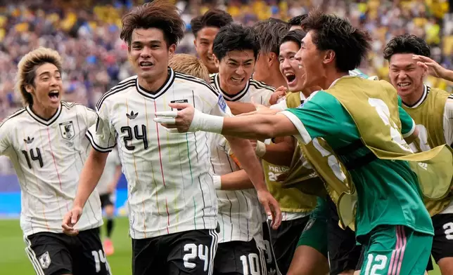 2026年6月29日周一，侯斯頓，世界盃32強淘汰賽巴西對日本的足球賽事中，日本隊佐野海舟（24號）射入球隊首個入球後與隊友慶祝。（美聯社圖片/Ashley Landis） AP圖片