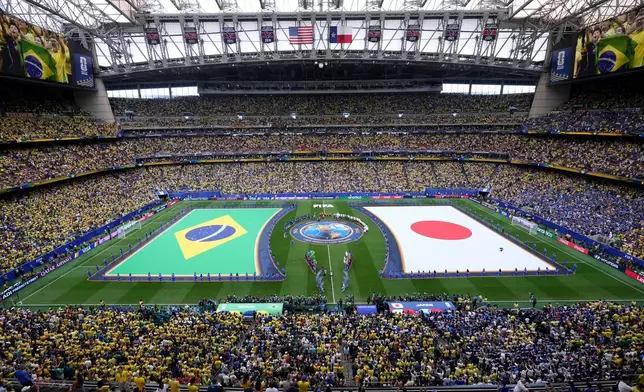2026年6月29日周一，侯斯頓，世界盃三十二強足球賽，巴西對日本。巴西隊及日本隊球員在賽前列隊唱國歌。(美聯社圖片/Eric Smith) AP圖片