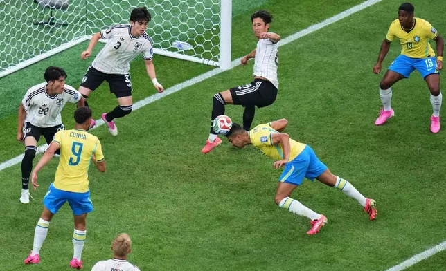 2026年6月29日周一，侯斯頓，世界盃三十二強足球賽，巴西對日本。巴西隊卡斯米路（5號）在射入入球前頭槌爭球。(美聯社圖片/Eric Smith) AP圖片