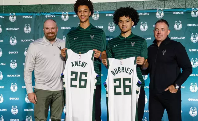 密爾沃基公鹿隊首輪NBA選秀球員內特·艾文特（左起第二位）及布雷登·布里斯，周四（二零二六年六月二十五日）在密爾沃基一個青少年俱樂部，與總教練泰勒·詹金斯（左）及總經理喬恩·霍斯特（右）合照。（美聯社圖片/Jeffrey Phelps） AP圖片