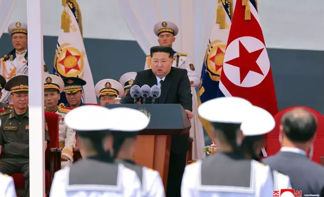 (美聯社圖片/朝鮮中央通訊社/Korea News Service) 朝鮮政府於2026年6月24日周三提供的照片顯示，北韓領袖金正恩（中）於2026年6月23日周二在南浦港的崔賢號驅逐艦服役儀式上發言。獨立記者未能獲准採訪這張由北韓政府發布的圖片所描繪的事件。此圖片內容由來源提供，無法獨立核實。圖片上的韓文水印顯示「KCNA」，即朝鮮中央通訊社的縮寫。 AP圖片