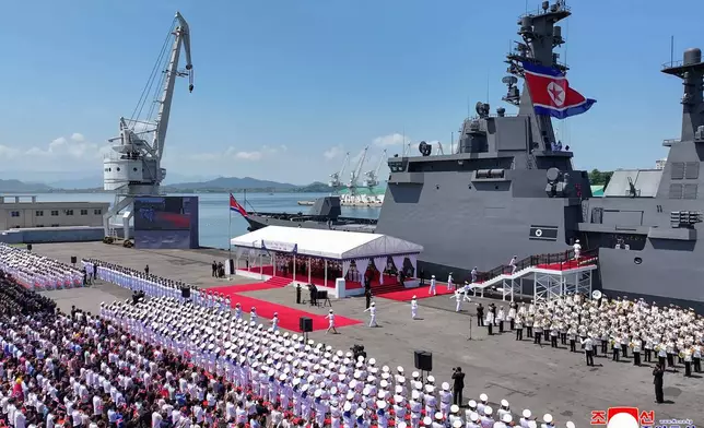(美聯社圖片/朝鮮中央通訊社/Korea News Service) 朝鮮政府於2026年6月24日周三提供的照片顯示，北韓崔賢號驅逐艦的服役儀式於2026年6月23日周二在北韓南浦港舉行。獨立記者未能獲准採訪這張由北韓政府發布的圖片所描繪的事件。此圖片內容由來源提供，無法獨立核實。圖片上的韓文水印顯示「KCNA」，即朝鮮中央通訊社的縮寫。 AP圖片
