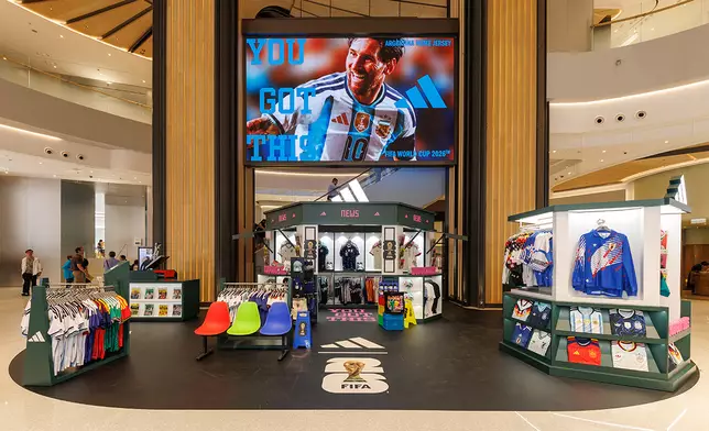 adidas 於銅鑼灣希慎廣場打造的 FIFA 世界盃 26 期間限定店，現場設有大型電子螢幕及球衣展示區