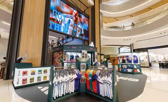 球迷於限定店內挑選各款 FIFA 2026 世界盃官方授權產品