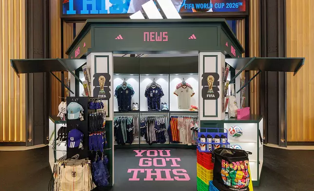 期間限定店內的復古報攤櫃位，展示多款國家隊球衣及足球周邊產品