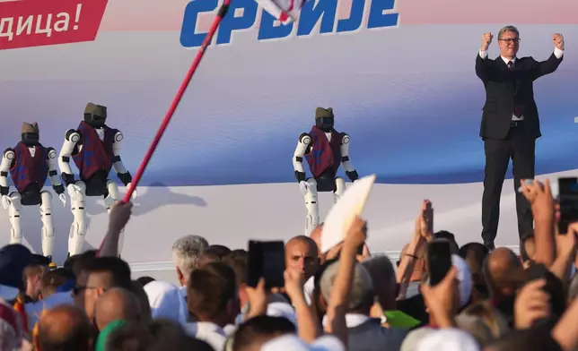 塞爾維亞總統武契奇於2026年6月27日周六，在塞爾維亞貝爾格萊德舉行的執政塞爾維亞進步黨集會上發表講話，並宣布將在未來數周內辭職。(美聯社圖片/Darko Vojinovic) AP圖片