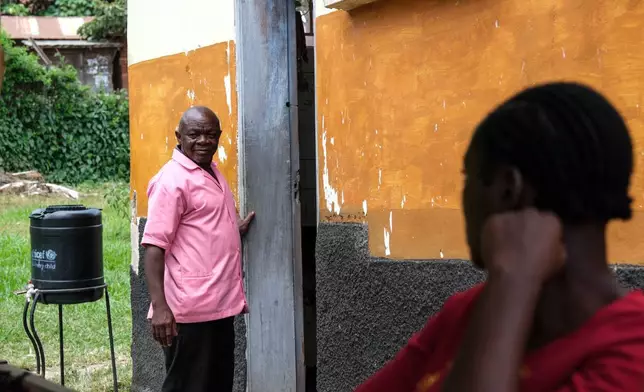 Samuel Kuule，一名護士及2007年首次伊波拉邦迪布焦病毒株疫情的倖存者，於2026年6月3日周三，在烏干達邦迪布焦區基基奧貿易村的基基奧四級醫療中心站立。(美聯社圖片/Hajarah Nalwadda) AP圖片