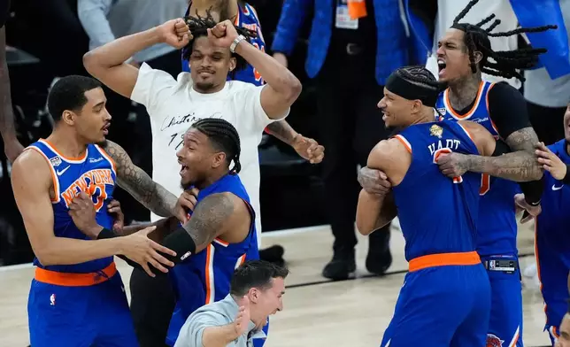 紐約人隊在2026年6月13日（周六）於聖安東尼奧舉行的NBA總決賽第五場比賽中擊敗聖安東尼奧馬刺隊後慶祝。(美聯社圖片/Ross D. Franklin) AP圖片