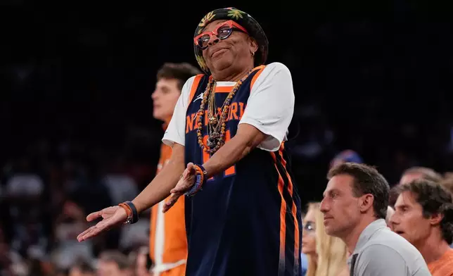 電影製作人史派克·李周一（2026年6月8日）在紐約舉行的NBA總決賽第三場紐約人隊對陣聖安東尼奧馬刺隊的下半場比賽中觀戰。(美聯社圖片/Ross D. Franklin) AP圖片