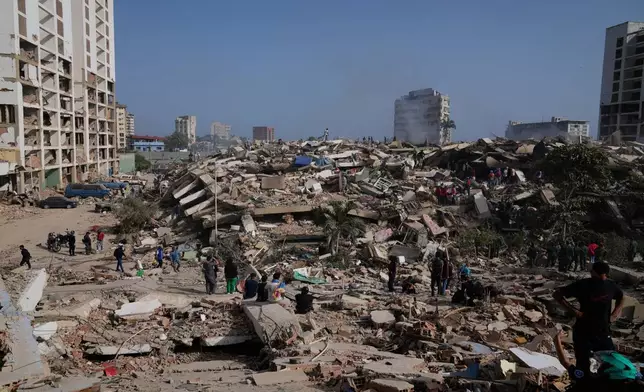 2026年6月26日周五，委內瑞拉拉瓜伊拉，地震發生兩日後，民眾在瓦礫中搜尋。(美聯社圖片/Ariana Cubillos) AP圖片