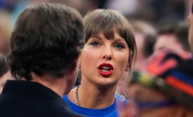 Taylor Swift在紐約出席聖安東尼奧馬刺隊對紐約人隊的NBA總決賽第四場賽事前抵達，攝於2026年6月10日周三。(美聯社圖片/Ross D. Franklin) AP圖片