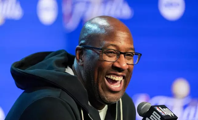 紐約人隊主教練米克布朗在二零二六年六月二日周二，於聖安東尼奧舉行的NBA總決賽對聖安東尼奧馬刺隊系列賽開始前，在記者會上大笑。(美聯社圖片/Eric Gay) AP圖片