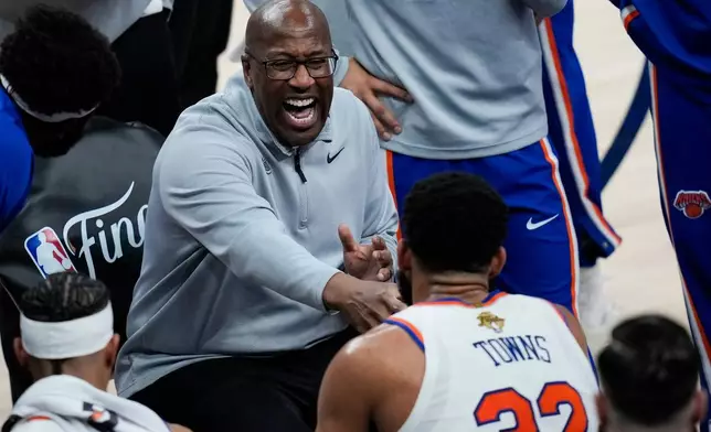 紐約人隊主教練米克布朗在二零二六年六月三日周三，於聖安東尼奧舉行的NBA總決賽對聖安東尼奧馬刺隊首場比賽下半場暫停期間，與中鋒卡爾安東尼唐斯（32號）大笑。(美聯社圖片/David J. Phillip) AP圖片