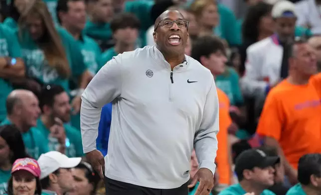 紐約人隊主教練米克布朗在二零二六年六月三日周三，於聖安東尼奧舉行的NBA總決賽對聖安東尼奧馬刺隊首場比賽上半場期間大叫。(美聯社圖片/Eric Gay) AP圖片